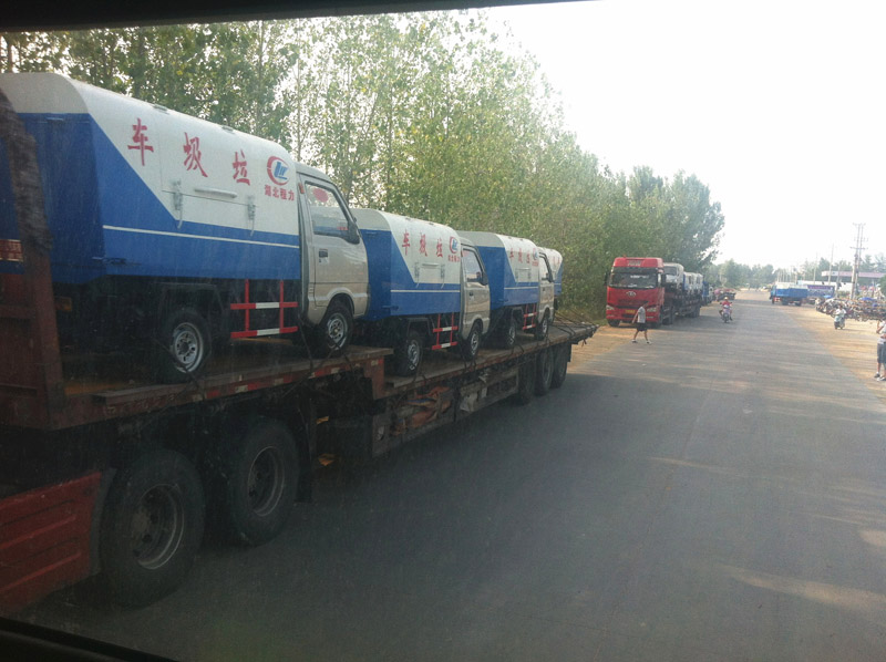 圖為準(zhǔn)備發(fā)車至山西的小型<a href=http://www.latex-foam.cn/ljc target=_blank class=infotextkey>垃圾車</a>