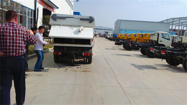 內蒙客商正在參觀五十鈴<a href=http://www.latex-foam.cn/saoluche/ target=_blank class=infotextkey>掃路車</a>