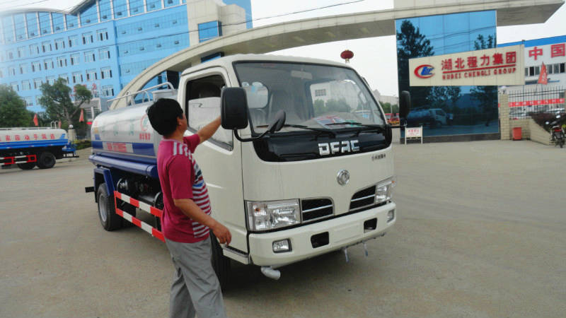 正在給5噸<a href=http://www.latex-foam.cn/ssc target=_blank class=infotextkey>灑水車</a>做出廠前準(zhǔn)備