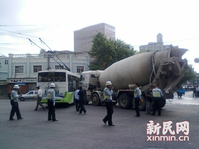 一輛19路電車在新閘路成都北路路口被一輛水泥<a href=http://www.latex-foam.cn/jbc/ target=_blank class=infotextkey>攪拌車</a>攔腰撞擊，車毀嚴重。通訊員 殷佳維 攝