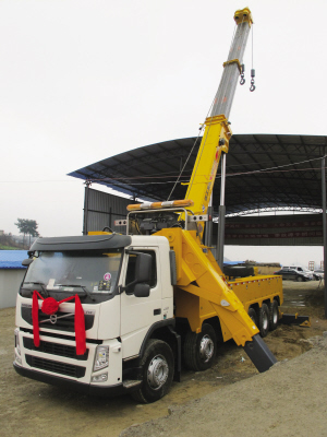 昨日，目前國內最大噸位的道路<a href=http://www.latex-foam.cn/qzc/ target=_blank class=infotextkey>清障車</a>正式“落戶”貴陽。該清障車車價近300萬元，集吊裝、拖車于一體，最大起吊高度13.2米，最大拖牽重量54噸，最大起吊重量60噸，可安全快速地對交通事故中側翻的重型貨車、重型<a href=http://www.latex-foam.cn/ygc/ target=_blank class=infotextkey>油罐車</a>等進行起吊、救援和拖運，及時恢復現(xiàn)場交通。曾秦 攝