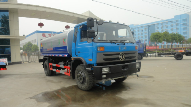 程力廠門 前的東風(fēng)153<a href=http://www.latex-foam.cn/ssc target=_blank class=infotextkey>灑水車</a>